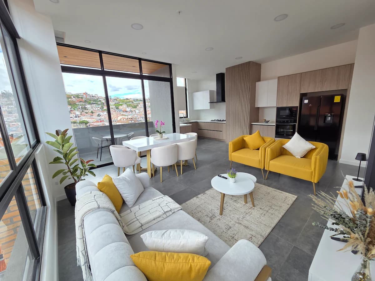 New Luxury Penthouse 3BR/3.5BA: Ave Ordonez Lasso